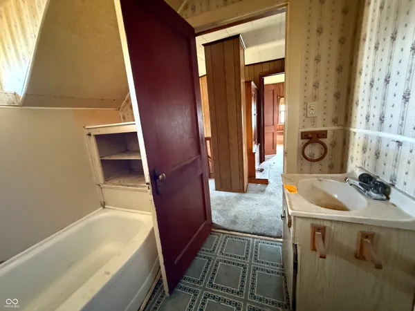 $74,999 | 2022 South Waldemere Avenue, Muncie, IN 47302