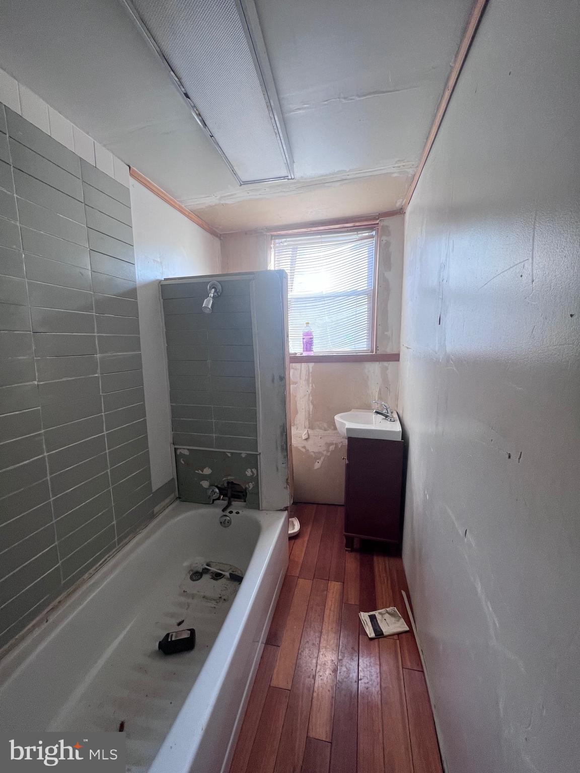 861 Perkiomen Street Philadelphia, PA 19130 - Photo 12 of 35 a bathroom with a tub toilet and sink