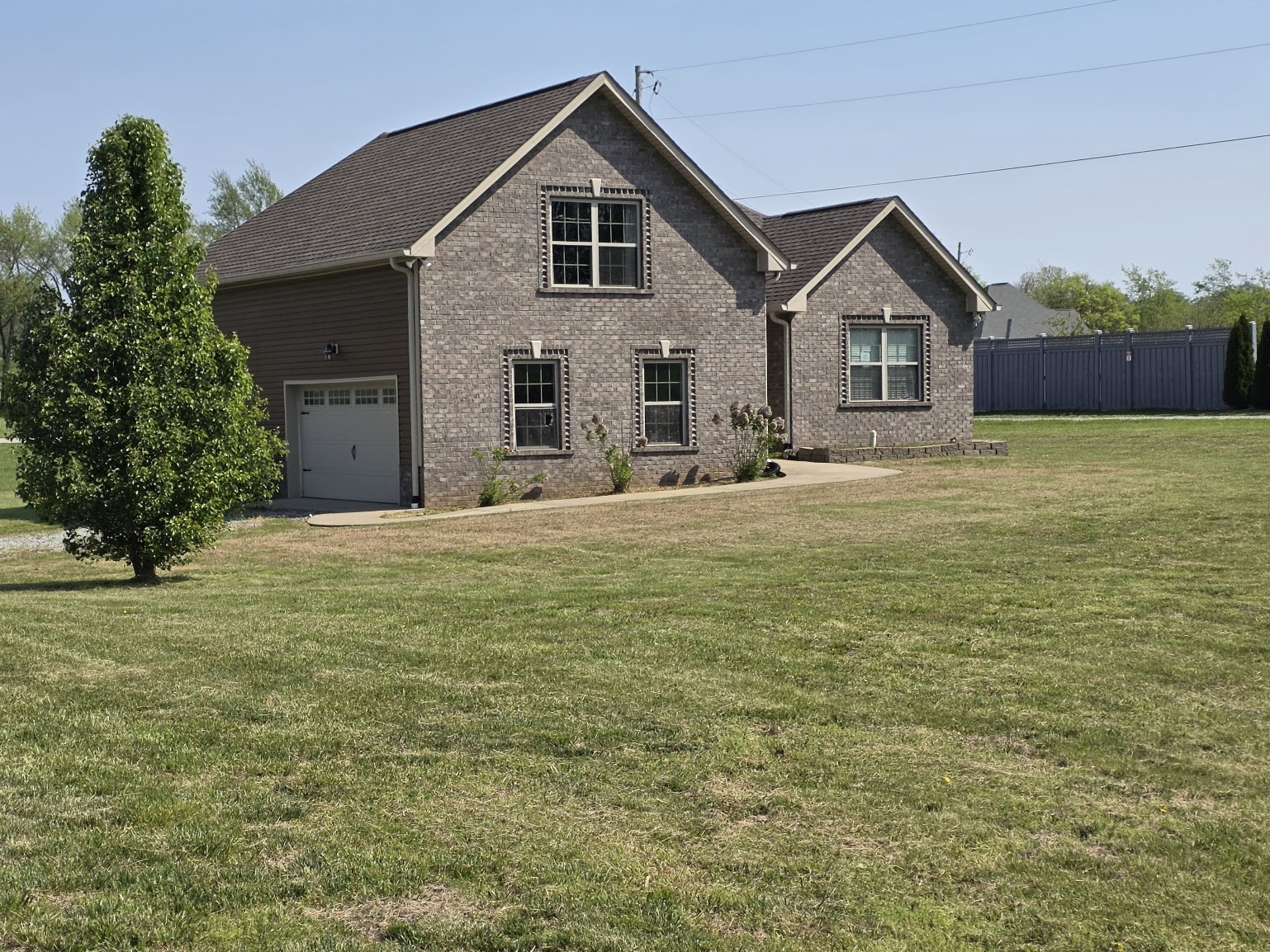 4927 Minnis Road Springfield, TN 37172 - Photo 2 of 15 a front view of a house with a yard