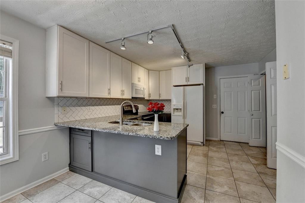 3270 Spincaster Way Loganville, GA 30052 - Photo 10 of 38