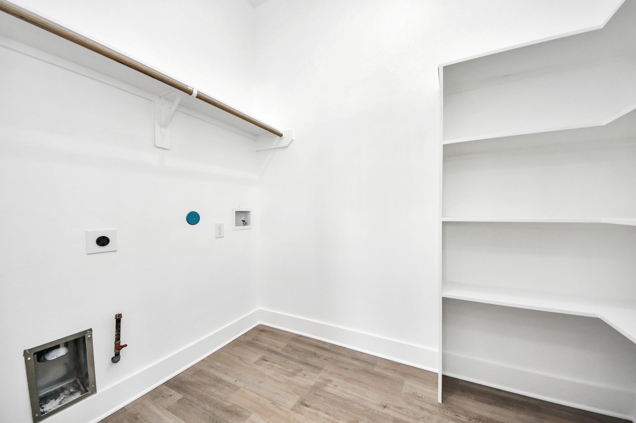 8114 Double Avenue, Unit B Houston, TX 77088 - Photo 20 of 34 a view of an empty walk in closet