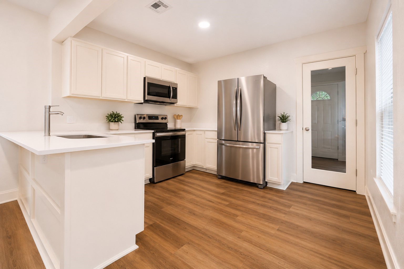 1011 North Valderas Street Angleton, TX 77515 - Photo 6 of 14 Kitchen