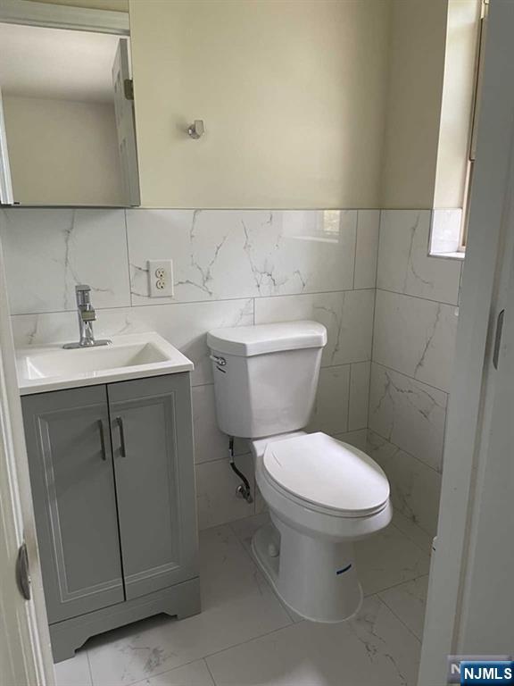 280-320 Oak Street, Unit 314 TI Ridgewood, NJ 07450 - Photo 5 of 15 a bathroom with a toilet sink and mirror