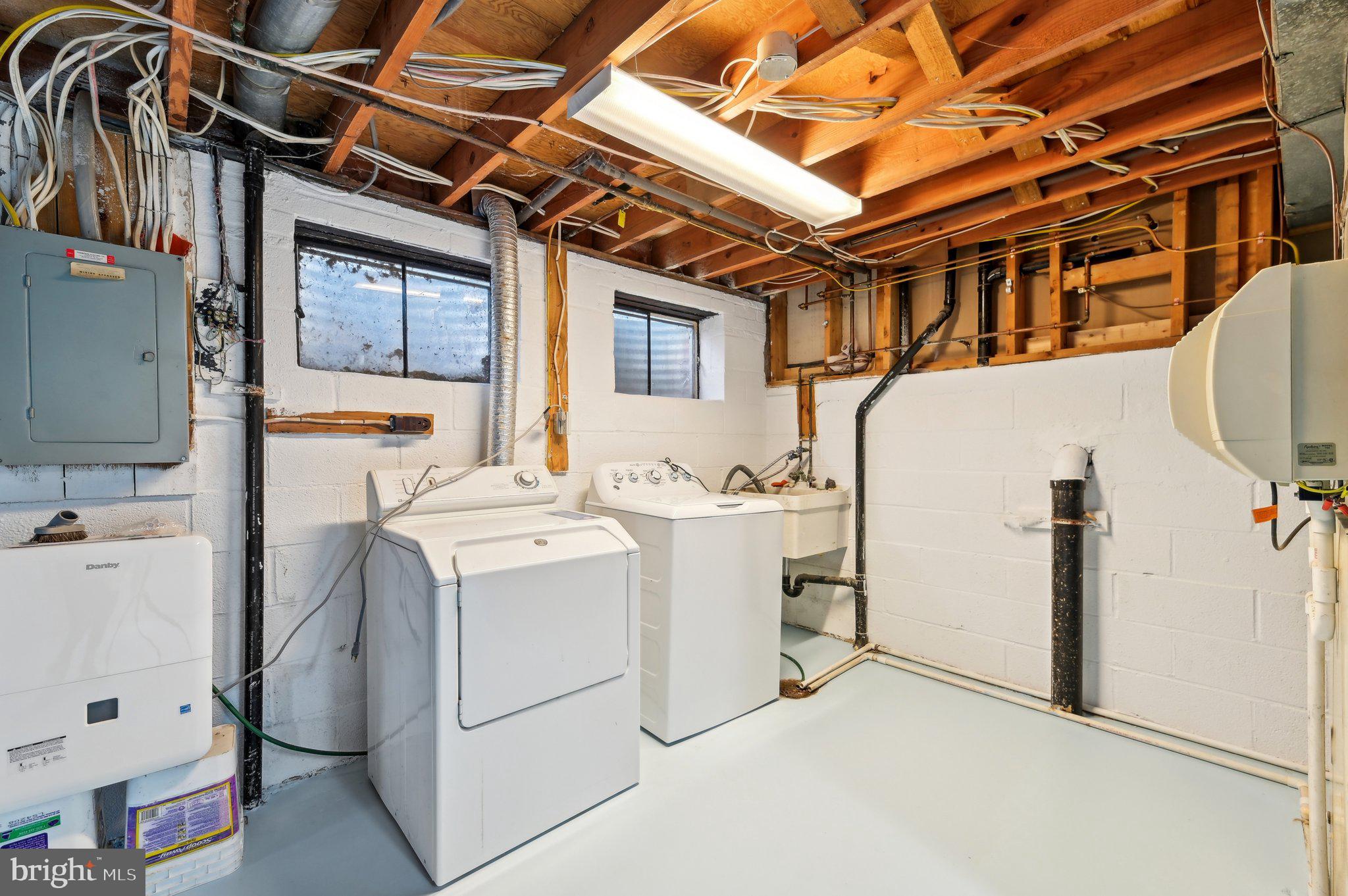 10176 Wavell Road Fairfax, VA 22032 - Photo 24 of 42 Basement - Laundry