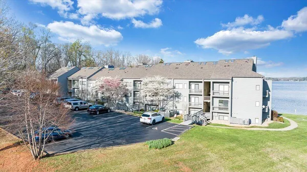 $575,000 | 75 Woodbridge Circle, Unit 1114, Moneta, VA 24121