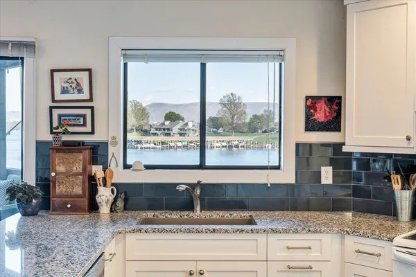 $575,000 | 75 Woodbridge Circle, Unit 1114, Moneta, VA 24121