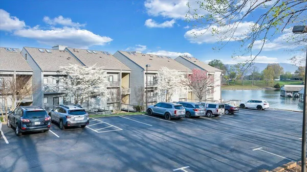 $575,000 | 75 Woodbridge Circle, Unit 1114, Moneta, VA 24121