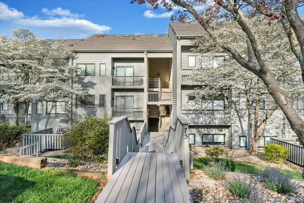 $575,000 | 75 Woodbridge Circle, Unit 1114, Moneta, VA 24121