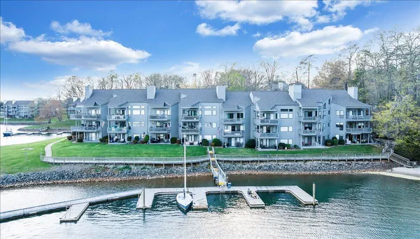 $575,000 | 75 Woodbridge Circle, Unit 1114, Moneta, VA 24121