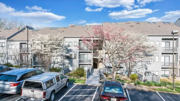 $575,000 | 75 Woodbridge Circle, Unit 1114, Moneta, VA 24121