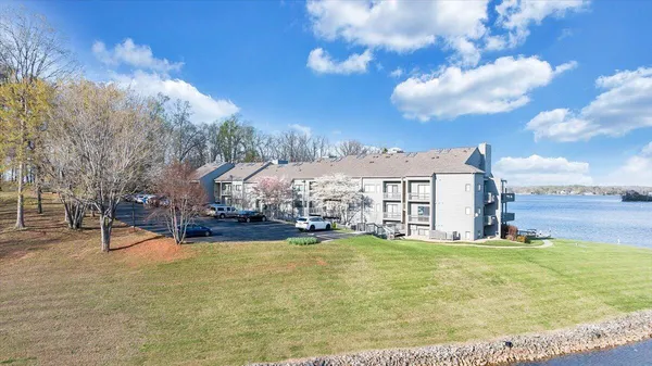 $575,000 | 75 Woodbridge Circle, Unit 1114, Moneta, VA 24121