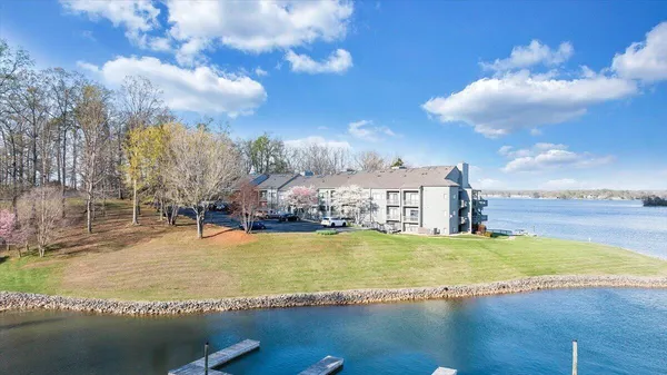 $575,000 | 75 Woodbridge Circle, Unit 1114, Moneta, VA 24121