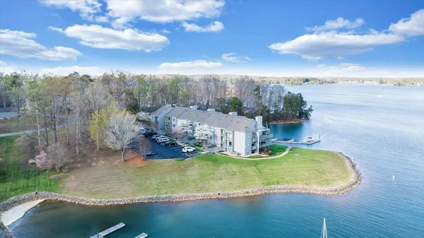 $575,000 | 75 Woodbridge Circle, Unit 1114, Moneta, VA 24121