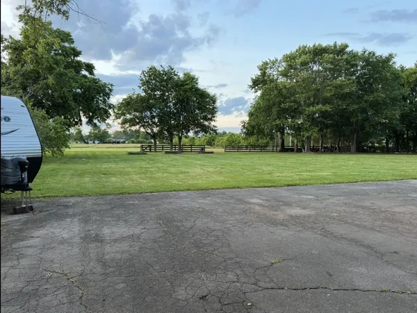 a view of a yard with a house