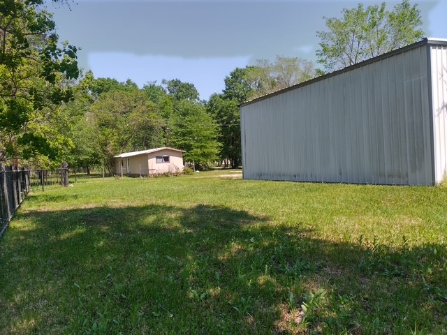 a view of a back yard
