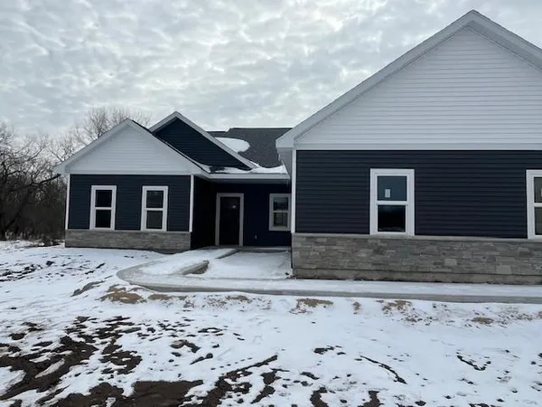 $458,900 | 190 Deerrun, Fall River, WI 53932