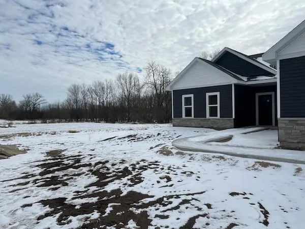 $458,900 | 190 Deerrun, Fall River, WI 53932