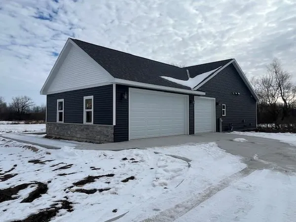 $458,900 | 190 Deerrun, Fall River, WI 53932