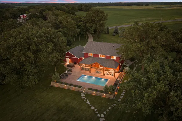 $1,295,000 | 25551 885th Avenue, Austin, MN 55912
