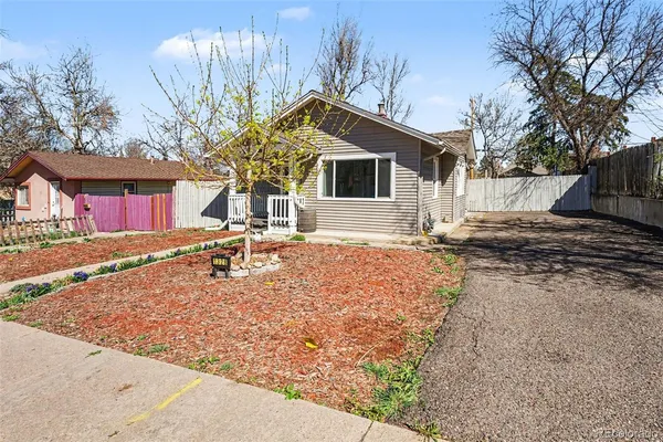 a view of backyard of the house