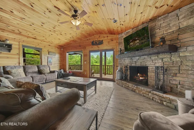$1,100,000 | 4750 Townsend Drive, Gatlinburg, TN 37738