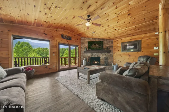 $1,100,000 | 4750 Townsend Drive, Gatlinburg, TN 37738
