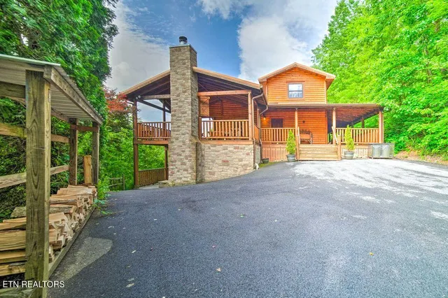 $1,100,000 | 4750 Townsend Drive, Gatlinburg, TN 37738