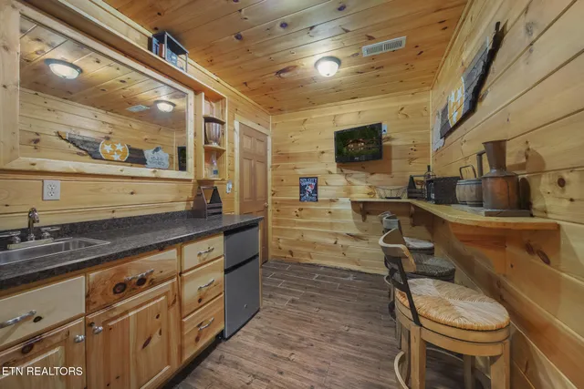 $1,100,000 | 4750 Townsend Drive, Gatlinburg, TN 37738