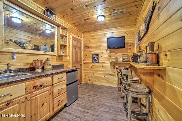 $1,100,000 | 4750 Townsend Drive, Gatlinburg, TN 37738