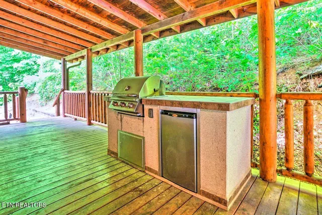$1,100,000 | 4750 Townsend Drive, Gatlinburg, TN 37738