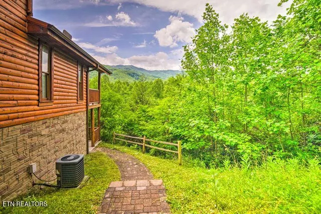 $1,100,000 | 4750 Townsend Drive, Gatlinburg, TN 37738
