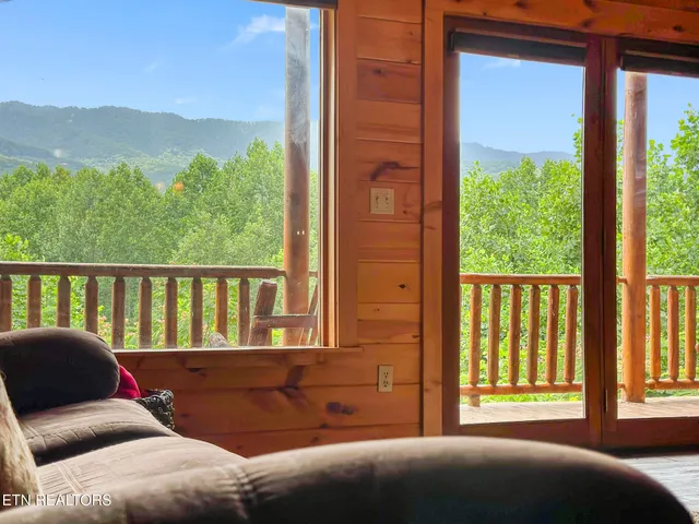 $1,100,000 | 4750 Townsend Drive, Gatlinburg, TN 37738