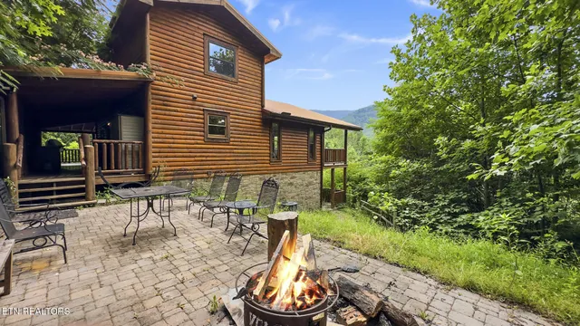 $1,100,000 | 4750 Townsend Drive, Gatlinburg, TN 37738