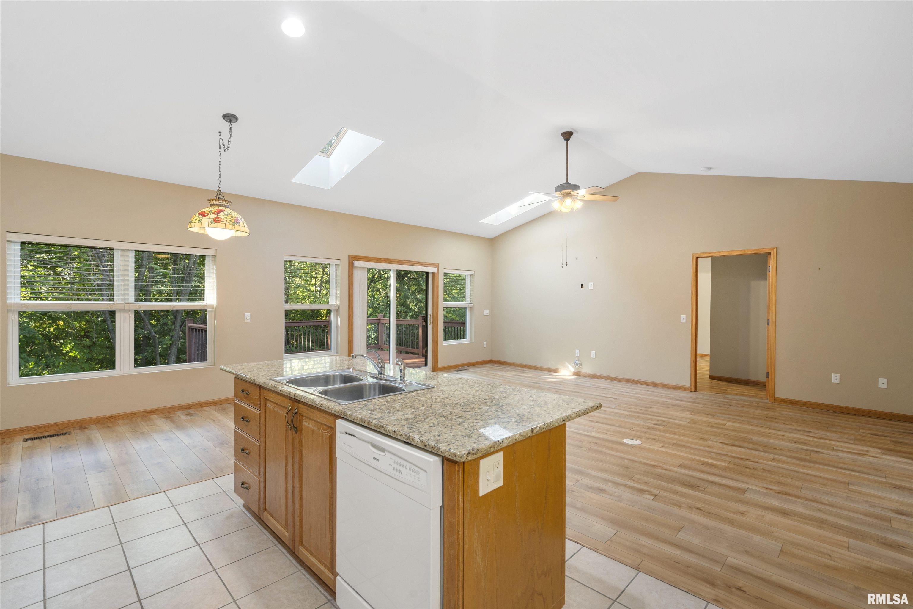 1101 2nd Street Moline, IL 61265 - Photo 4 of 27