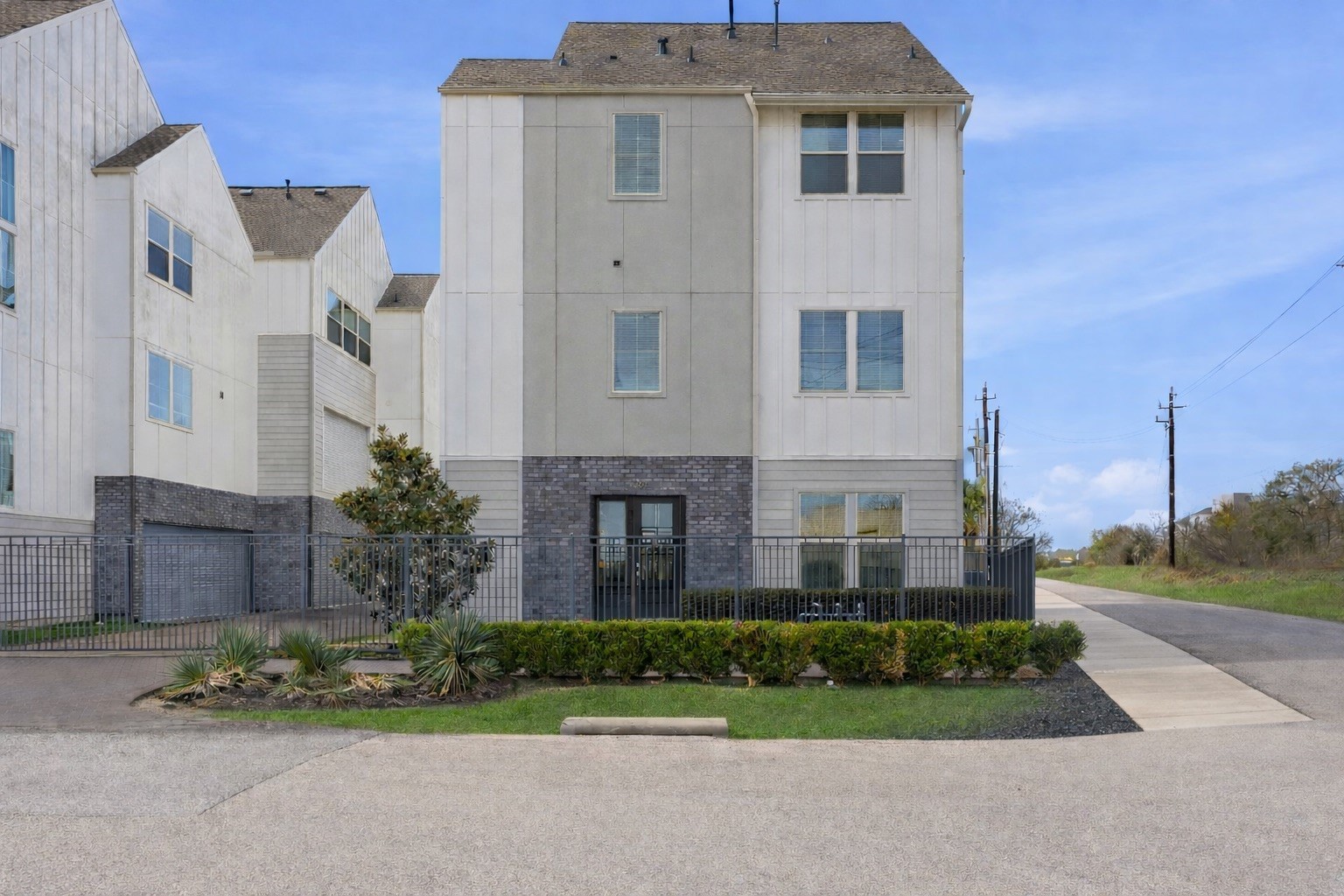 1361 Moy Street Houston, TX 77007 - Photo 2 of 37