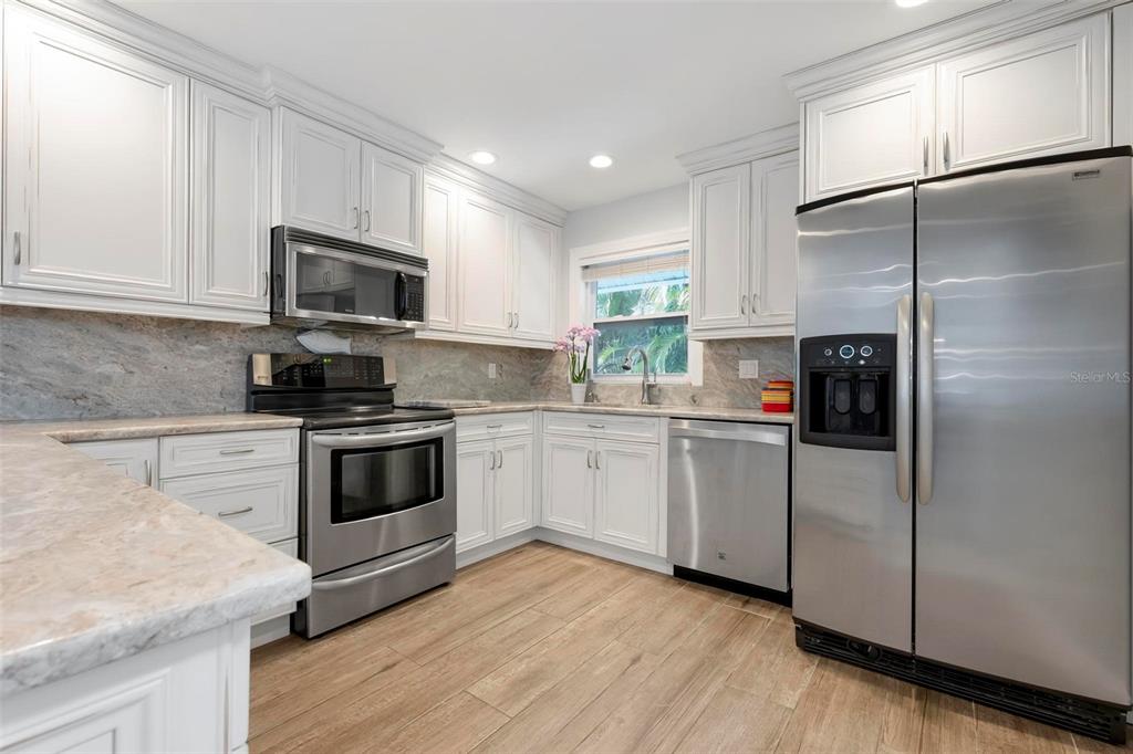 607 North Point Drive Holmes Beach, FL 34217 - Photo 21 of 81