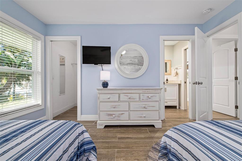 607 North Point Drive Holmes Beach, FL 34217 - Photo 37 of 81