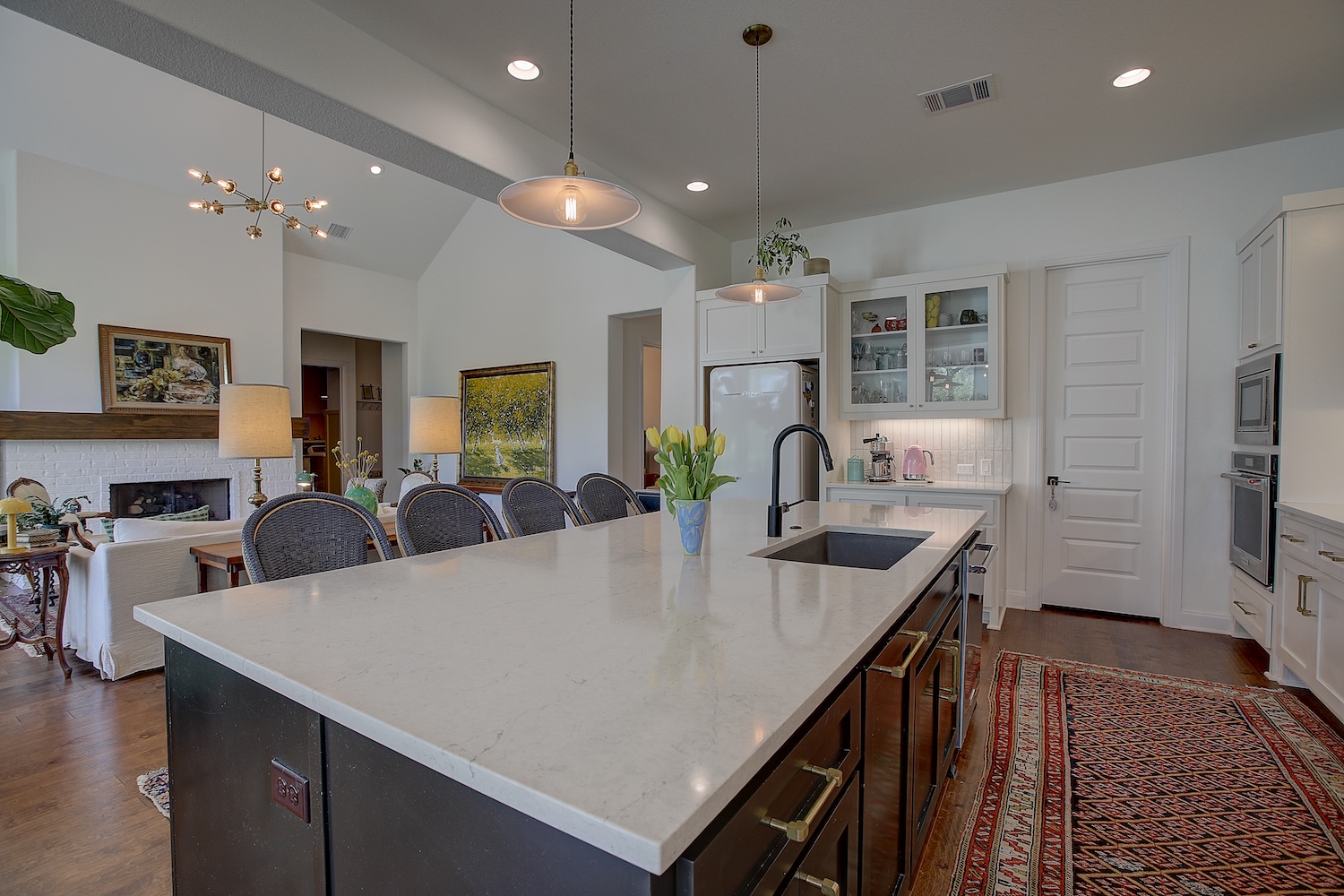 129 Hollytree Court Georgetown, TX 78628 - Photo 25 of 40 Huge center island can seat 4 and gather many more. Whether you're entertaining for a crowd or a few friends, the space is both intimate and spacious.