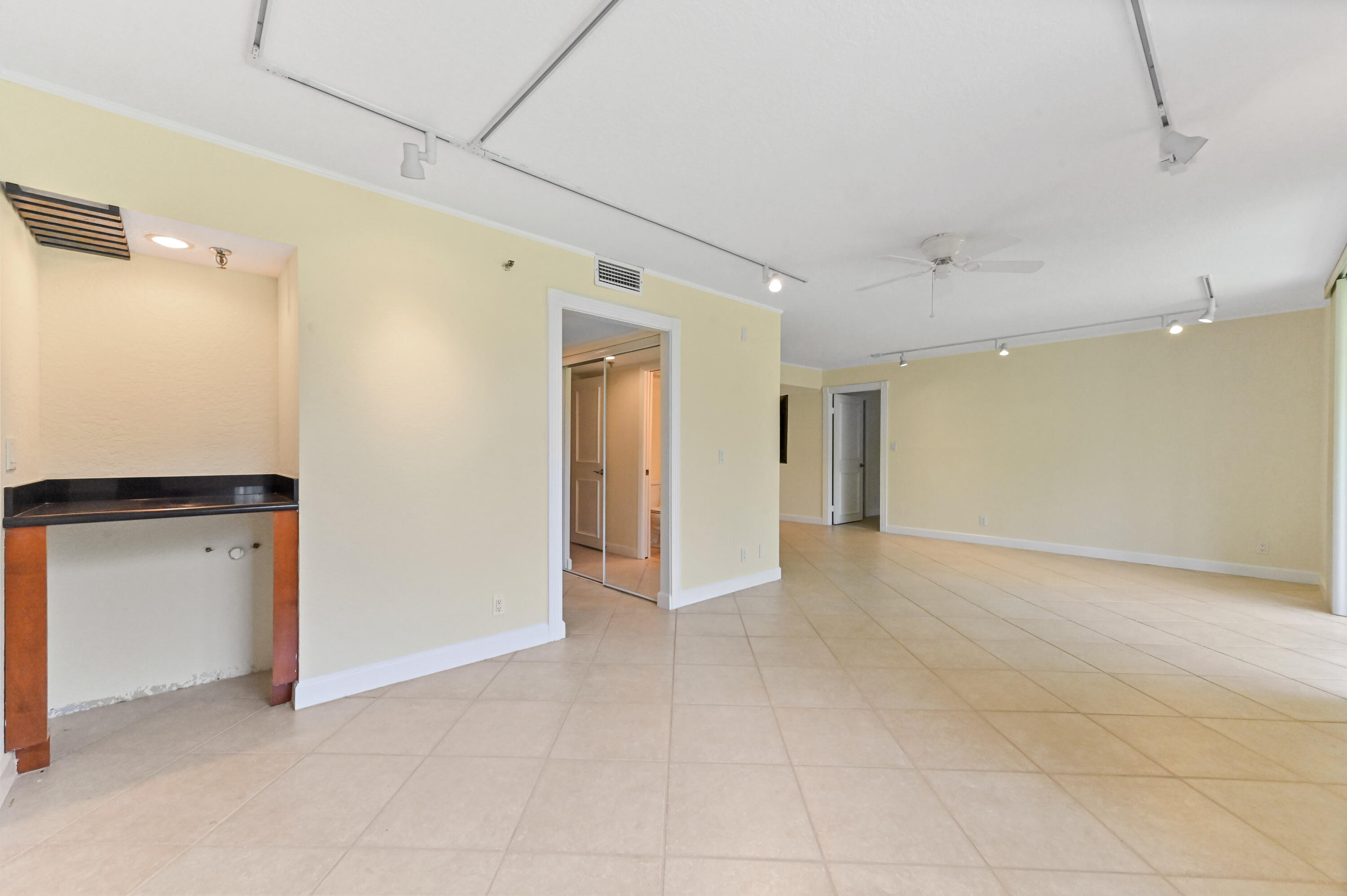 198 Northwest 67th Street, Unit 102 Boca Raton, FL 33487 - Photo 13 of 34 Living Room/ Wet Bar