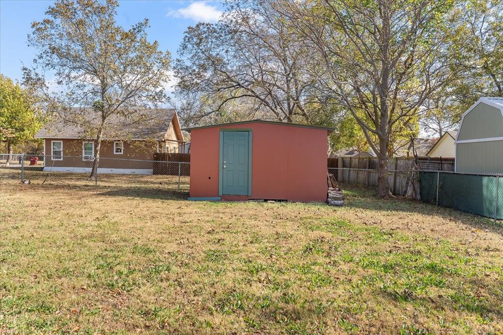 519 Tolson Avenue Van Alstyne, TX 75495 - Photo 23 of 25 a backyard of a house