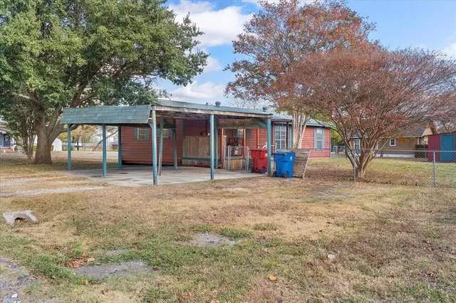 a view of a house with a backyard