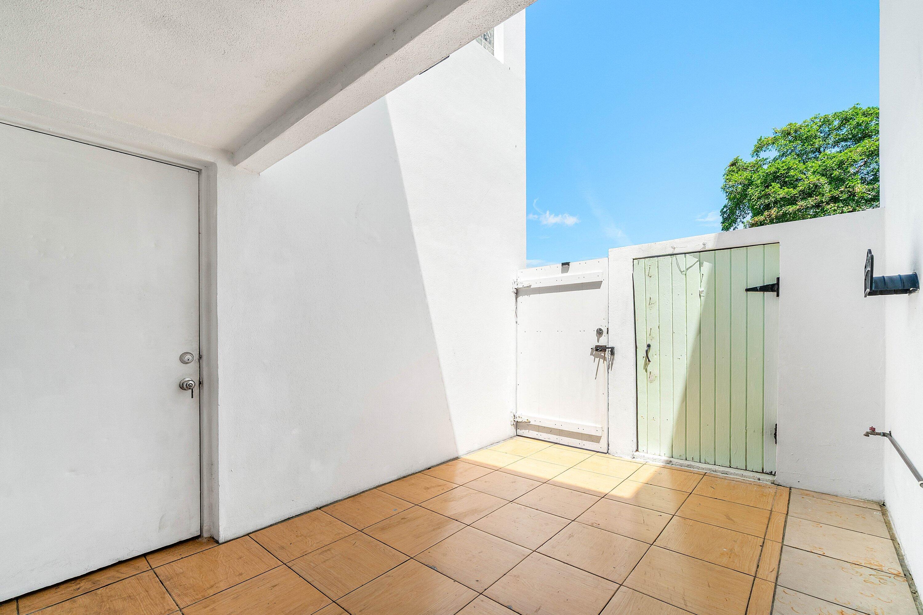 5090 Elmhurst Road, Unit E West Palm Beach, FL 33417 - Photo 3 of 21 004-5090ElmhurstRoad-WestPalmBeach-FL-33