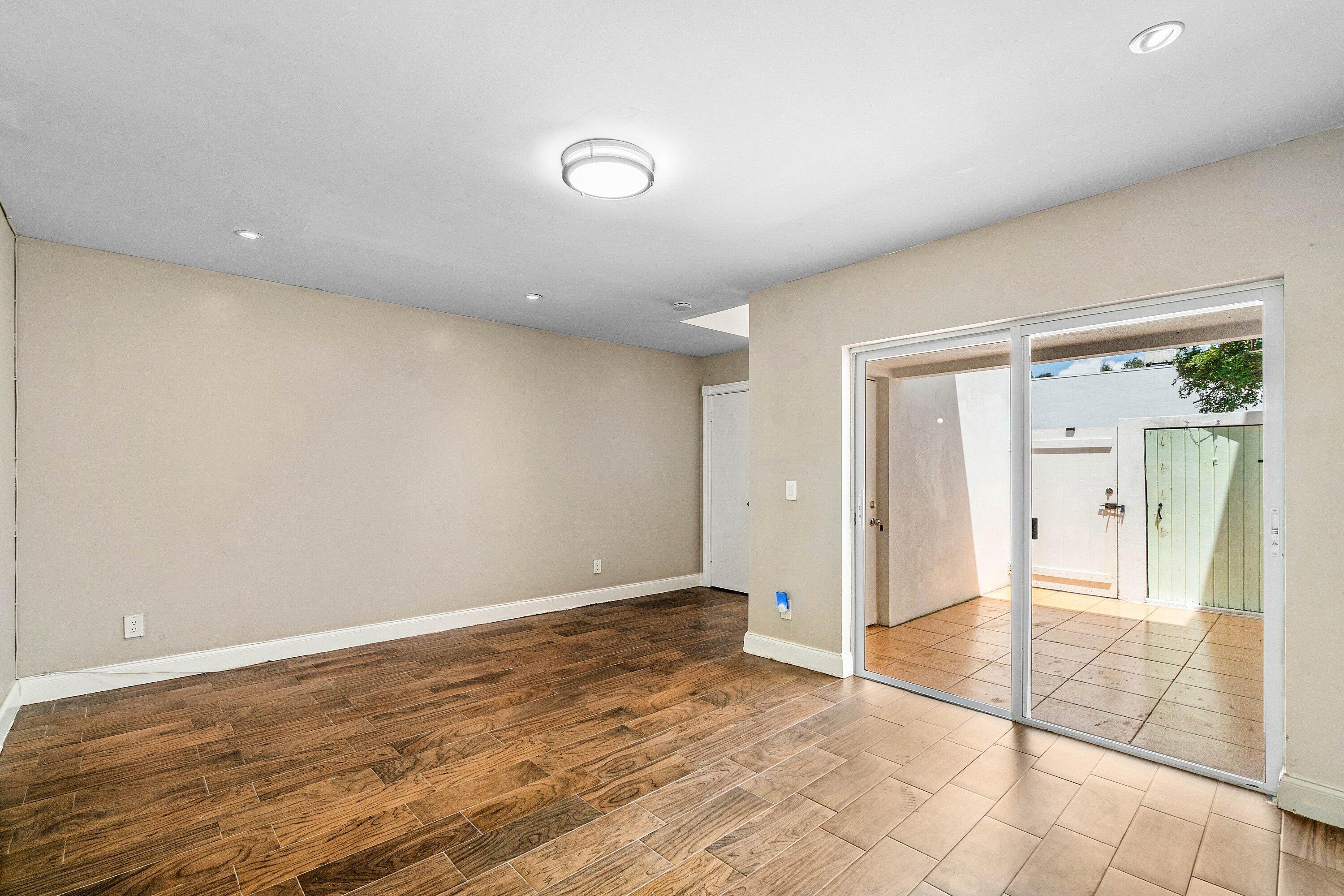 5090 Elmhurst Road, Unit E West Palm Beach, FL 33417 - Photo 4 of 21 012-5090ElmhurstRoad-WestPalmBeach-FL-33