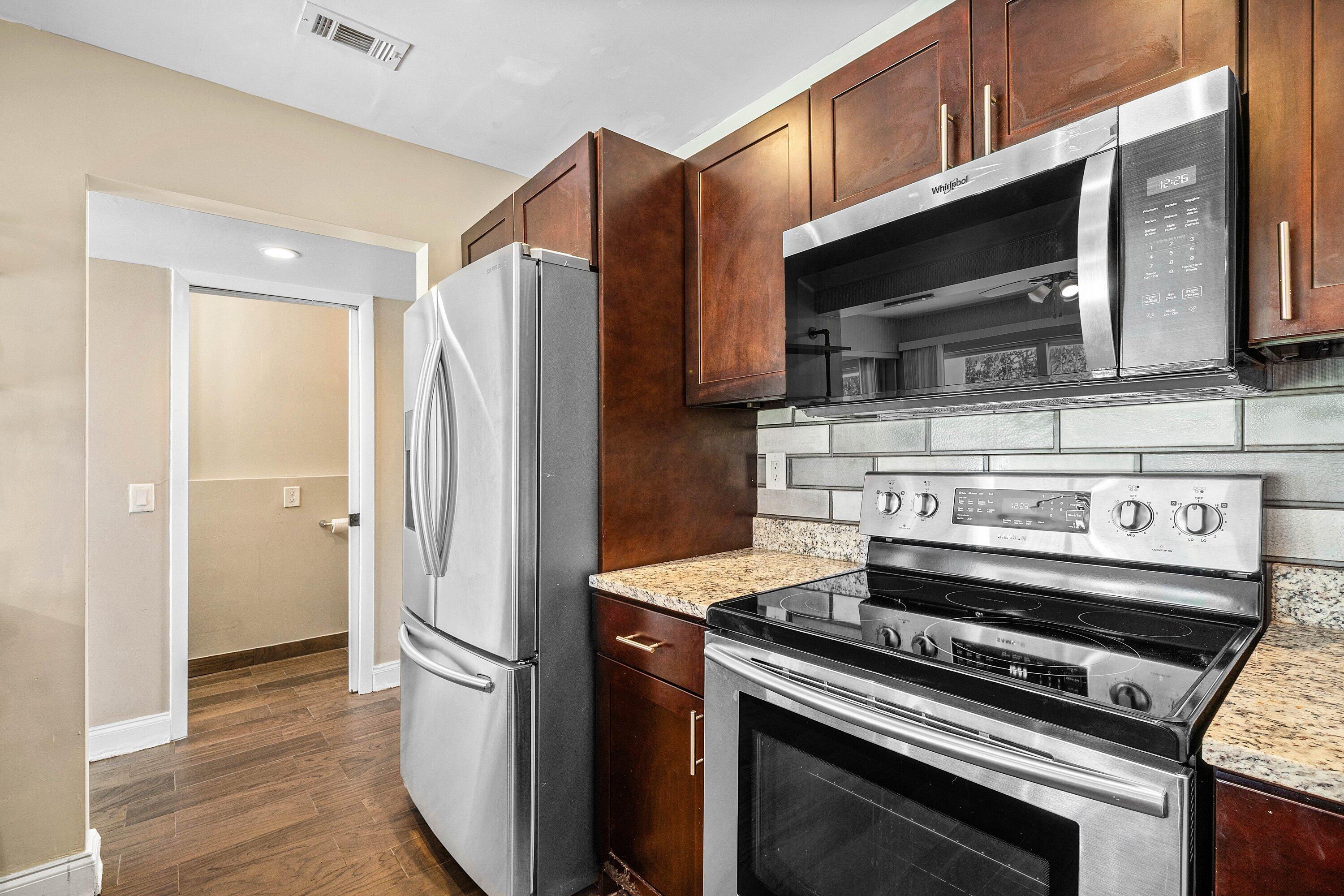 5090 Elmhurst Road, Unit E West Palm Beach, FL 33417 - Photo 8 of 21 009-5090ElmhurstRoad-WestPalmBeach-FL-33