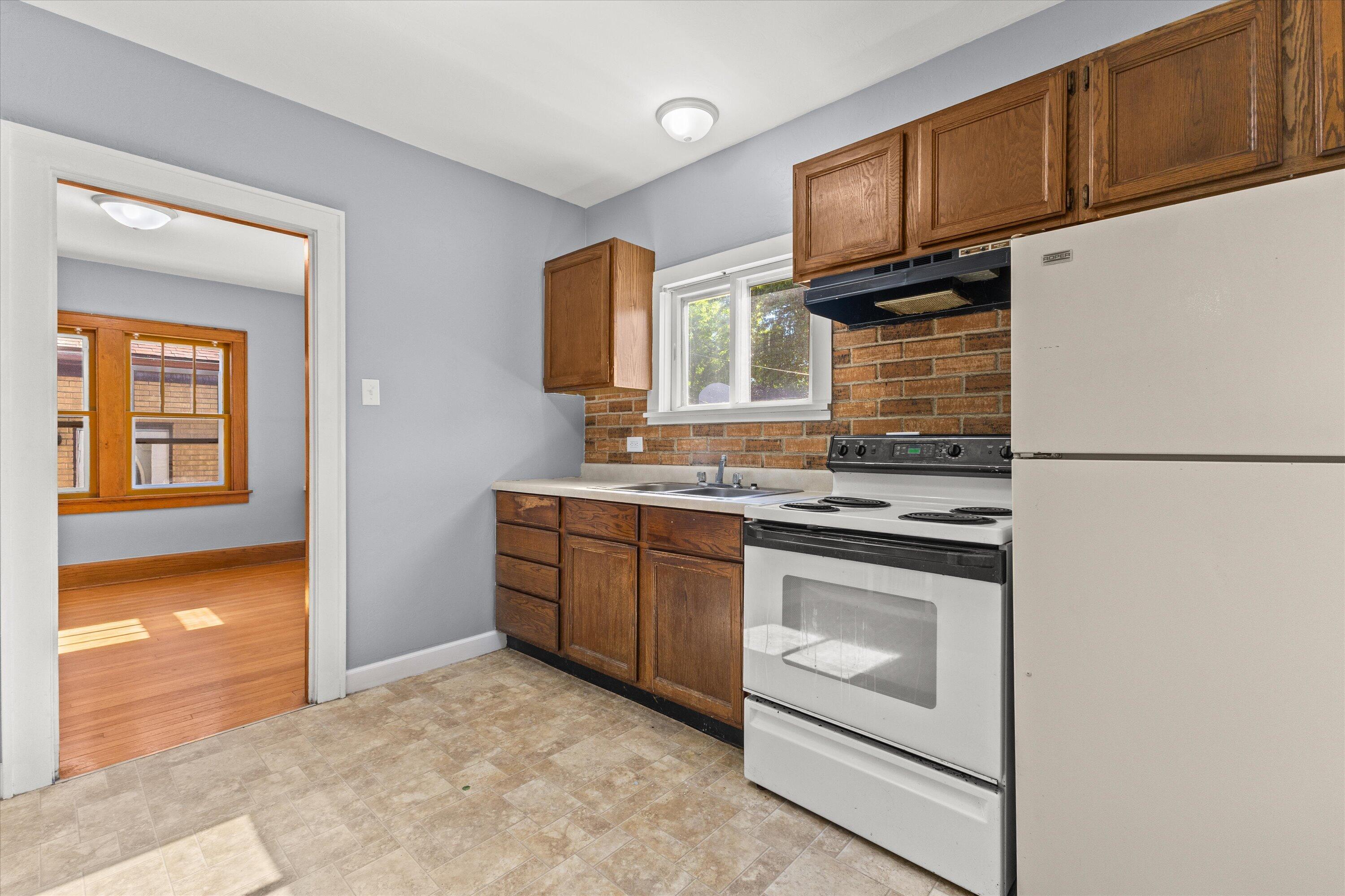 2213 Carlisle Avenue Racine, WI 53404 - Photo 8 of 31 21-KCM-48