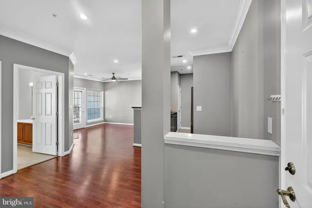 $300,000 | 4854 Eisenhower Avenue, Unit 447, Alexandria, VA 22304