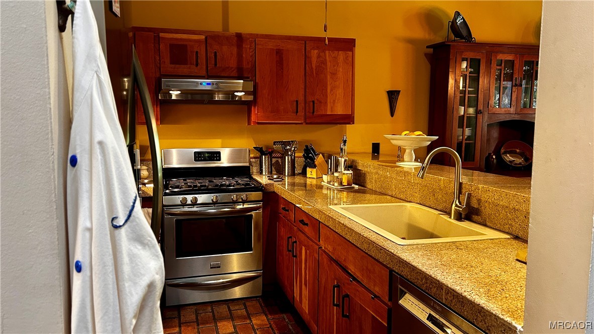 872 Sierra Vista Drive, Unit 9 Twin Peaks, CA 92391 - Photo 6 of 23 a kitchen with stainless steel appliances granite countertop a sink stove and refrigerator
