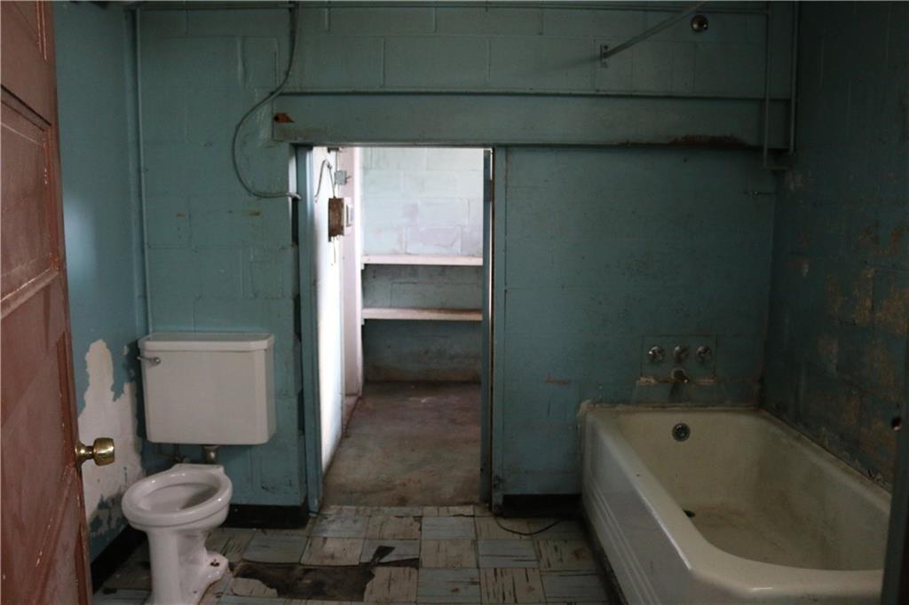2526 Ridge Rd Extension Baden, PA 15005 - Photo 19 of 23 Basement full bath. Listed as partial due to seller no knowledge if its functioning.