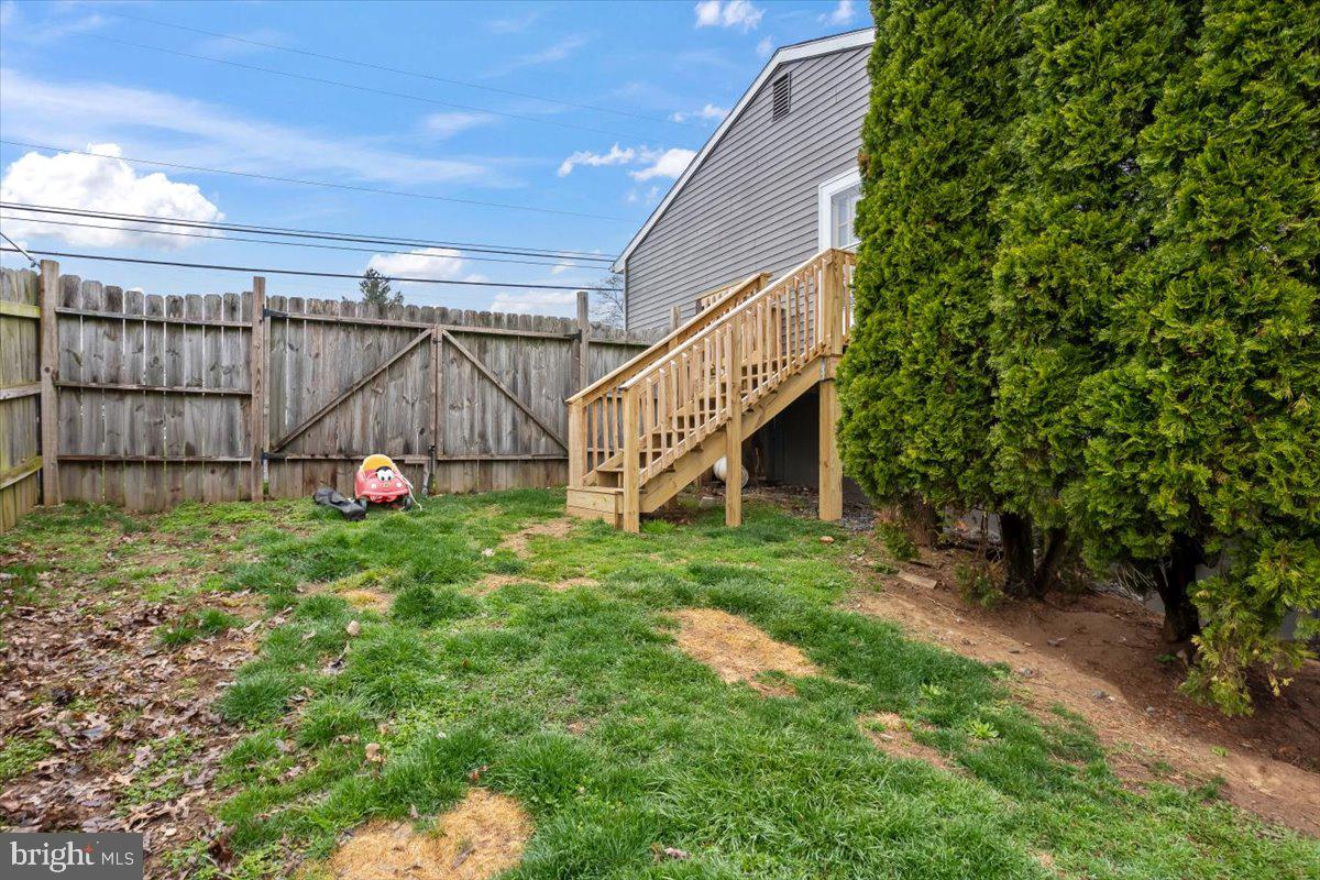 464 West Ridge Road Elizabethtown, PA 17022 - Photo 20 of 25 Charming backyard with wooden steps.