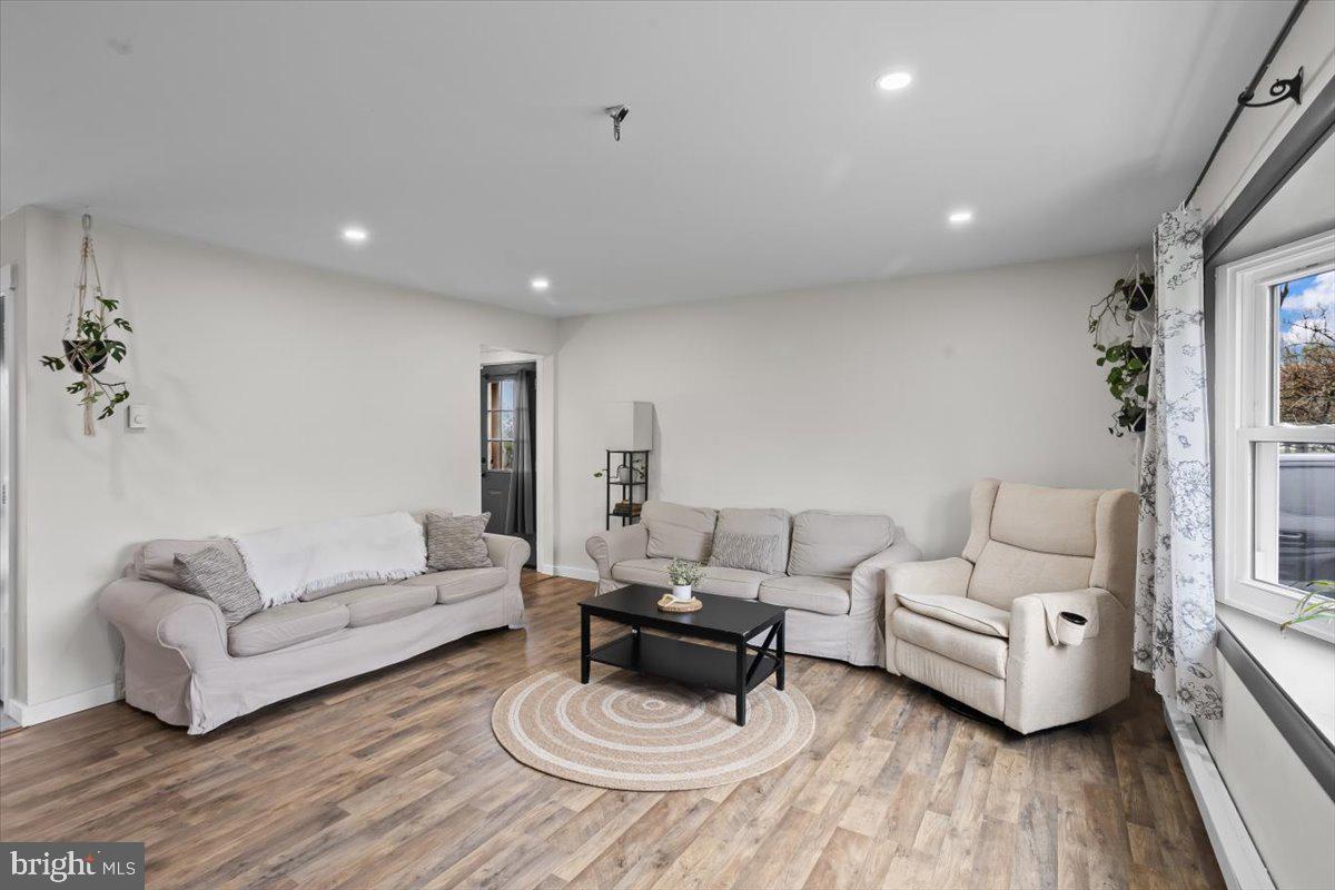 464 West Ridge Road Elizabethtown, PA 17022 - Photo 3 of 25 Bright and inviting living space.